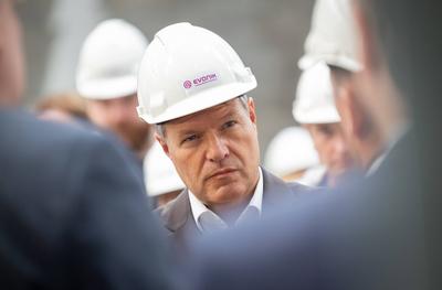 Produktion gr?ner Wasserstoff bei Evonik Bundeswirtschaftsminister Robert Habeck, Buendnis 90/ Die Gruenen besichtigt di-stock-foto