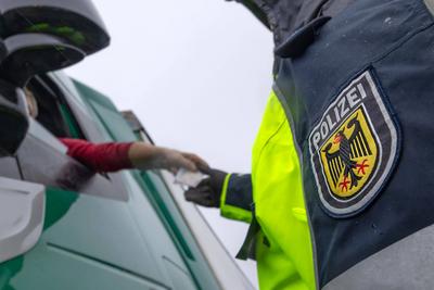 Grenzkontrolle durch die Bundespolizei gegen Schleuser, illegale Migranten und allgemeine Kriminalit?t am Grenz?bergang-stock-photo