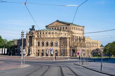Dresden menschenleer, die Semperoper im morgendlichem Sonnenlicht *** Dresden deserted, the Semper Opera House in the mo-stock-foto