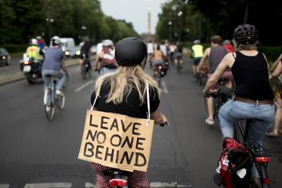 Seebruecke - Fahrraddemo DEU, Deutschland, Germany, Berlin, 13.06.2020 Demonstranten mit Fahrrad und Schild Leave No One-stock-foto