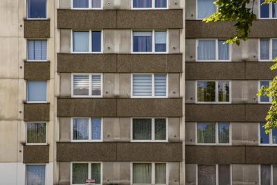 Die Fassade eines Mehrfamilienhauses in K?ln-Worringen ( NRW ). Wohnhaus *** The facade of an apartment building in Colo-stock-foto