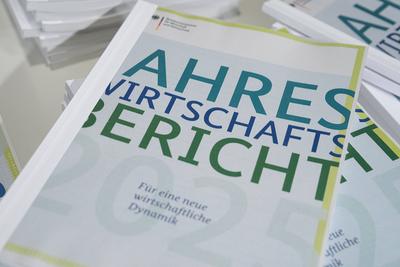  Vorstellung des Jahreswirtschaftsberichts 2025 durch Wirtschsftsminister Habeck-stock-foto