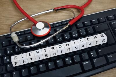 Tastatur und elektronische Patientenakte Tastatur und elektronische Patientenakte, 05.03.2023, Borkwalde, Brandenburg, A-stock-foto