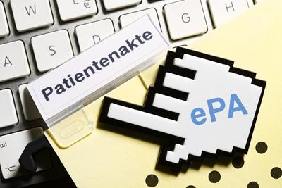 Computercursor zeigt auf Patientenakte auf einer Computertastatur, Symbolfoto elektronische Patientenakte ePA *** Comput-stock-foto