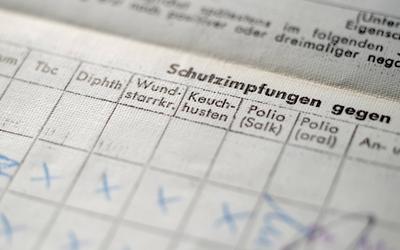 Berlin. 13 FEB 2017. Detail: Impfbuch gem?? Paragraf 16 Bundesseuchengesetz. Schutzimpfungen dienen der Aktivierung des-stock-photo