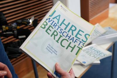 Vorstellung des Jahreswirtschaftsberichts 2025 durch Wirtschsftsminister Habeck-stock-foto