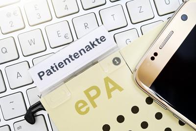 H?ngeregisterordner mit Aufschrift Patientenakte und ePA auf einer Computertastatur, Symbolfoto elektronische Patientena-stock-foto