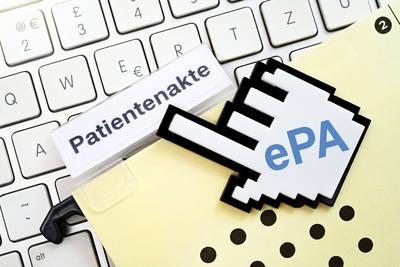 Computercursor zeigt auf Patientenakte auf einer Computertastatur, Symbolfoto elektronische Patientenakte *** Computer c-stock-foto