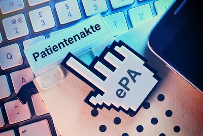 Computercursor zeigt auf Patientenakte auf einer Computertastatur, Symbolfoto elektronische Patientenakte ePA *** Comput-stock-foto