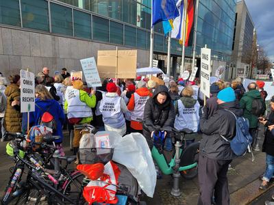 Berlin, 29.01.2025 Demonstranten der Bewegung Omas gegen Rechts demonstrieren unter dem Motto Omas gegen Merz vor der CD-stock-photo