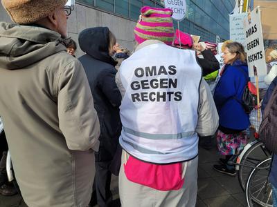 Berlin, 29.01.2025 Demonstranten der Bewegung Omas gegen Rechts demonstrieren unter dem Motto Omas gegen Merz vor der CD-stock-photo