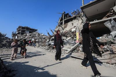 Palestinians try to survive in tents they set up among the debris of their demolished houses as they are faced with heavy destruction after returning to their homes following the ceasefire agreement reached between Hamas and Israel, at Jabalia-stock-foto