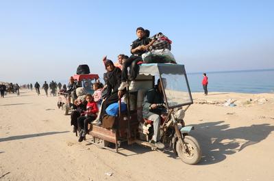 Displaced Palestinians making their way back on foot from the southern regions to their homes in the north via Al Rashid Road-stock-foto
