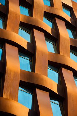 Ein architektonisches Detail, das ein modernes Geb?ude mit einem komplizierten gewebten Design zeigt-stock-photo