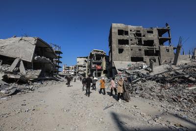 Palestinians try to survive in tents they set up among the debris of their demolished houses as they are faced with heavy destruction after returning to their homes following the ceasefire agreement reached between Hamas and Israel, at Jabalia-stock-foto