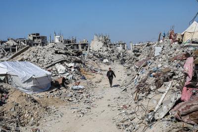 Palestinians try to survive in tents they set up among the debris of their demolished houses as they are faced with heavy destruction after returning to their homes following the ceasefire agreement reached between Hamas and Israel, at Jabalia-stock-foto