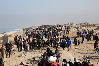 Displaced Palestinians making their way back on foot from the southern regions to their homes in the north via Al Rashid Road-stock-foto