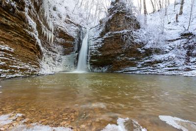 Wasserfall am rufabgo creek im Winterwald-stock-photo