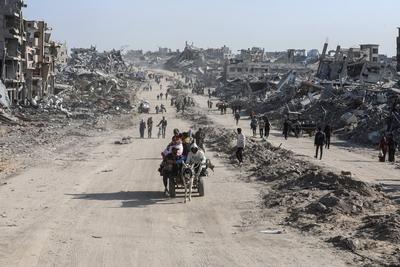 Palestinians try to survive in tents they set up among the debris of their demolished houses as they are faced with heavy destruction after returning to their homes following the ceasefire agreement reached between Hamas and Israel, at Jabalia-stock-foto