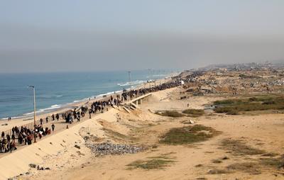 Displaced Palestinians making their way back on foot from the southern regions to their homes in the north via Al Rashid Road-stock-foto