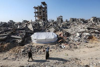 Palestinians try to survive in tents they set up among the debris of their demolished houses as they are faced with heavy destruction after returning to their homes following the ceasefire agreement reached between Hamas and Israel, at Jabalia-stock-foto