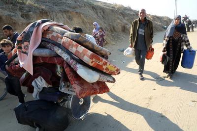 Displaced Palestinians making their way back on foot from the southern regions to their homes in the north via Al Rashid Road-stock-foto