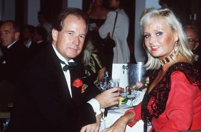Bildnummer: 56804956  Datum: 01.09.1992  Copyright: imago/teutopressMax und Gundi Schautzer 09/92 mapo Mann Frau Fernsehen Moderation Show quer Portrait dunkelhaarig seri?s festlich Anzug Abendkleid rot schwarz Glas People xbs x0x 1992 quer  56804956 Date 01 09 1992 Copyright Imago  Max and Gundi Schautzer 09 92  Man Woman Television Moderation Show horizontal Portrait dark haired seriously festive Suit Evening dress Red Black Glass Celebrities xbs x0x 1992 horizontal-stock-foto