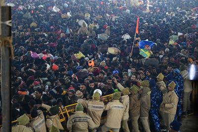 30 Dead, 60 Injured In Maha Kumbh Mela Stampede In Prayagraj-stock-foto