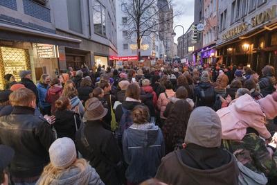 29.01.2025, K?ln: Spontane Demonstration von K?lner B?rgern vor der Zentrale der CDU K?ln gegen die Abstimmung der CDU mit der AFD beim F?nf-Punkte-Antrag zur Migration im Bundestag. *** 29.01.2025, Cologne: Spontaneous demonstration by Cologne citizens in front of the CDU Cologne headquarters against the CDU's vote with the AFD on the five-point motion on migration in the Bundestag.-stock-foto