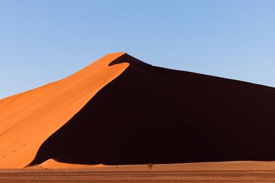 D?nenlandschaft in Sossusvlei am Morgen D?nenlandschaft in Sossusvlei am Morgen, die h?chsten D?nen der Welt Sossusvlei-stock-foto