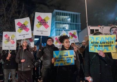 Kundgebung "Brandmauer statt Brandstifter" in Berlin-stock-foto