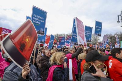 Wirtschaftswarntag - Demo der Industrie in Berlin-stock-foto