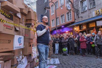 29.01.2025, K?ln: Spontane Demonstration von K?lner B?rgern vor der Zentrale der CDU K?ln gegen die Abstimmung der CDU mit der AFD beim F?nf-Punkte-Antrag zur Migration im Bundestag. Symbolische Brandmauer aus Kartons, es spricht Kai Sechelmeyer von-stock-foto