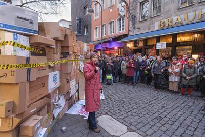 29.01.2025, K?ln: Spontane Demonstration von K?lner B?rgern vor der Zentrale der CDU K?ln gegen die Abstimmung der CDU mit der AFD beim F?nf-Punkte-Antrag zur Migration im Bundestag. Symbolische Brandmauer aus Kartons, es spricht Inga Fauser von Teachers for future *** 29.01.2025, Cologne: Spontaneous demonstration by Cologne citizens in front of the CDU Cologne headquarters against the CDU's vote with the AFD on the five-point motion on migration in the Bundestag. Symbolic firewall made of cardboard boxes, Inga Fauser from Teachers for future speaks-stock-foto