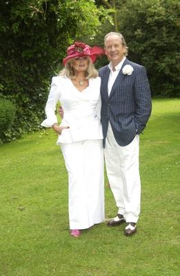 Bildnummer: 55002485  Datum: 25.06.2006  Copyright: imago/Horst GaluschkaMax Schautzer mit Ehefrau Gundula und Mode von K?ln Couture am 25.06.2006 auf Gut Keuschhof in K?ln people Shooting kbdig xtm xo0x 2 2006 hoch o0 Familie, Frau, EhefrauBildnummer 55002485 Date 25 06 2006 Copyright Imago Horst Galuschka Max Schautzer with Wife Gundula and Fashion from Cologne Couture at 25 06 2006 on well Keuschhof in Cologne Celebrities Shooting Kbdig XTM xo0x 2 2006 vertical o0 Family Woman Wife-stock-foto