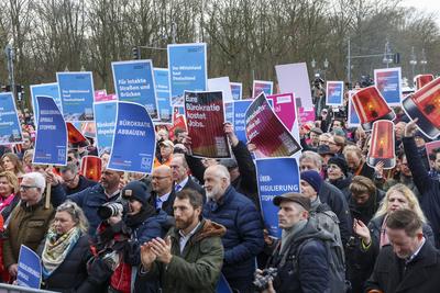 Wirtschaftswarntag - Demo der Industrie in Berlin-stock-foto