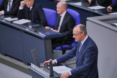 Berlin, Deutschland, 29.01.2025: Deutscher Bundestag: 209. Bundestagssitzung: CDU-Chef Friedrich Merz (rechts am Pult) a-stock-foto