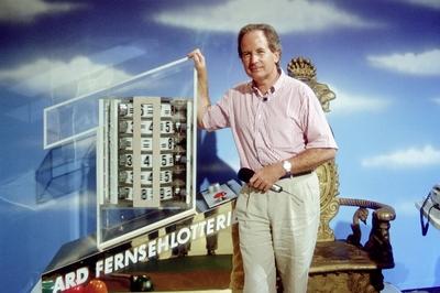 Bildnummer: 56761680  Datum: 01.08.1992  Copyright: imago/teutopressMax Schautzer 08/92 ue Mann Fernsehen Show Moderation dunkelhaarig leger quer halb stehend Lotto ARD l?chelnd Studio Kulisse People 01 xmk x0x 1992 quer  56761680 Date 01 08 1992 Copyright Imago teutopress Max Schautzer 08 92 Ue Man Television Show Moderation dark haired casual horizontal half standing Lotto ARD smiling Studio Backdrop Celebrities 01 xmk x0x 1992 horizontal-stock-foto