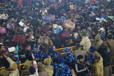 30 Dead, 60 Injured In Maha Kumbh Mela Stampede In Prayagraj-stock-foto