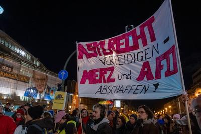 Kundgebung "Brandmauer statt Brandstifter" in Berlin-stock-foto