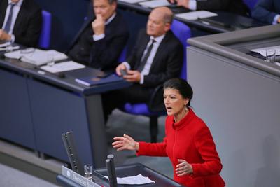 Berlin, Deutschland, 29.01.2025: Deutscher Bundestag: 209. Bundestagssitzung: BSW-Chefin Sahra Wagenknecht antwortet auf-stock-foto