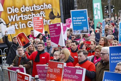 Wirtschaftswarntag - Demo der Industrie in Berlin-stock-foto