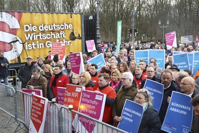 Wirtschaftswarntag - Demo der Industrie in Berlin-stock-foto