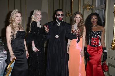 Michelle Monballijn, Theresia Fischer, Harald Gl??ckler, Christina Grass, Samira Diasso-stock-foto