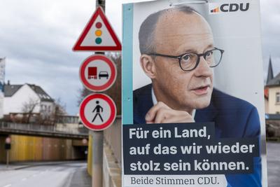 CDU-Wahlkampfplakat mit Friedrich Merz vor Verkehrsschildern-stock-foto