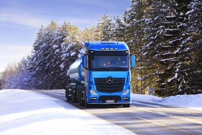 Blue Mercedes-Benz Actros Tank Truck on Winter Road Blue Mercedes-Benz Actros tank truck Hänninen Group Oy for bulk tran-stock-photo