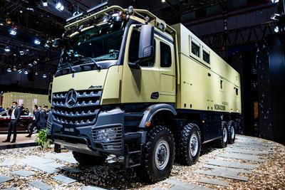 SHANGHAI, CHINA - NOVEMBER 05: A Mercedes Benz Arocs 8x8 off-road heavy-duty truck is on display during the 3rd China In-stock-foto