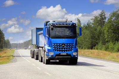Blue Mercedes-Benz Arocs Gravel Truck on Road Blue Mercedes-Benz Arocs gravel truck and cassette trailer of Hänninen Gro-stock-foto