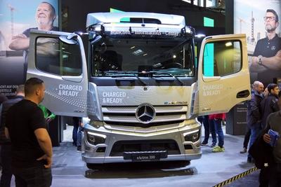 Die bauma ist die Weltleitmesse fuer Baumaschinen, Baustoffmaschinen, Bergbaumaschinen, Baufahrzeuge und Baugeraete. Sie-stock-foto