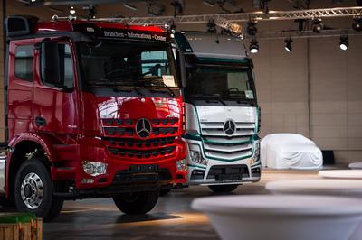Daimler, LKW Der Stuttgarter Autobauer Daimler plant, seine Lkw- und Bus-Sparte namens Daimler Truck spaetestens bis End-stock-photo